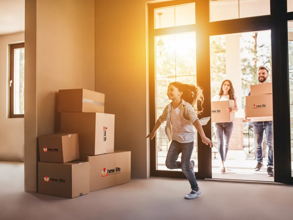 Une famille entre dans son nouveau logement au milieu des cartons
