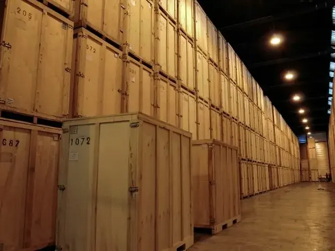 Caisses de garde-meubles en bois alignées dans un entrepôt