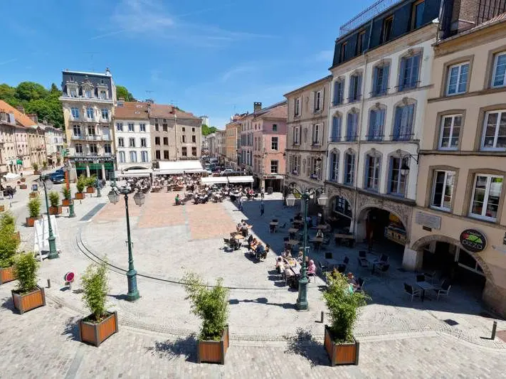 La place des Vosges à Épinal